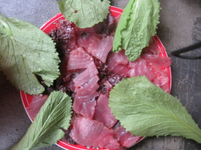 Đĩa thịt cá bò gù cùng với rau cải cay