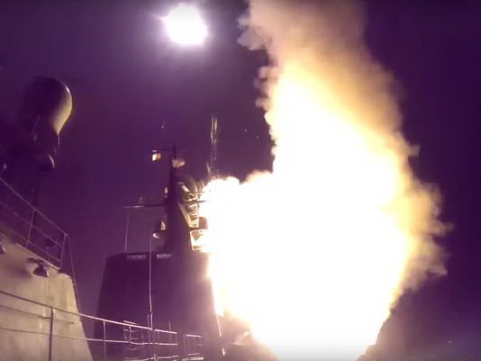 Tên lửa Nga được bắn từ tàu chiến ngày 7-10 (Ảnh từ video Bộ quốc phòng Nga)