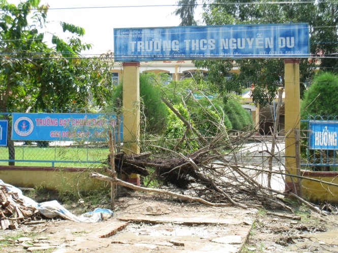 Học sinh Trường THCS Nguyễn Du không thể vào trường học vì bị ông Hữu rào cổng trường (ảnh chụp trưa 8-10) - Ảnh: N.Hân