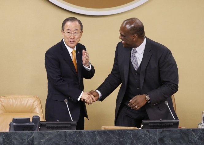 Tổng thư ký LHQ Ban Ki Moon (trái) bắt tay ông Ashe khi ông còn đương chức tại trụ sở LHQ - Ảnh: Reuters