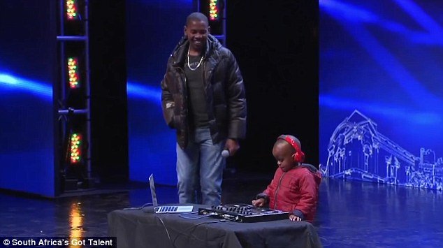 DJ 3 tuổi Arch Jnr và cha tại cuộc thi Got Talent 2015 ở Nam Phi