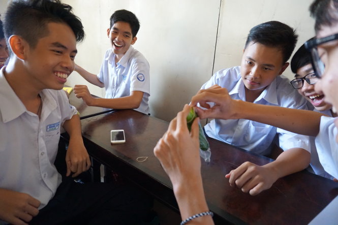 Những nam sinh lớp 10A9 trường THPT Marie Curie trong giờ thực hành mang bao cao su - Ảnh: Mỹ Dung