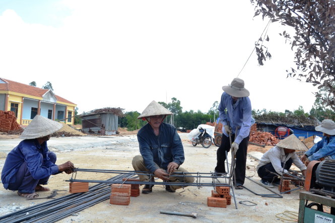 Người dân ở khu TĐC Xuân Trung đang gấp rút làm nhà khi mùa mưa bão sắp đến - Ảnh: L.Trung