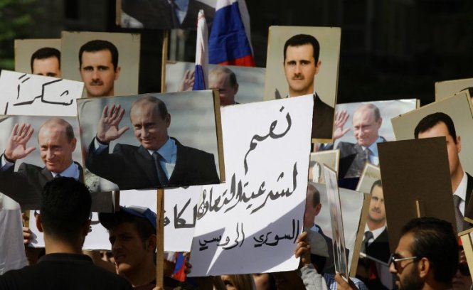 Người Syria tuần hành ủng hộ Nga trước đại sứ quán nước này, ngay trước khi xảy ra vụ nã pháo. Ảnh: AFP
