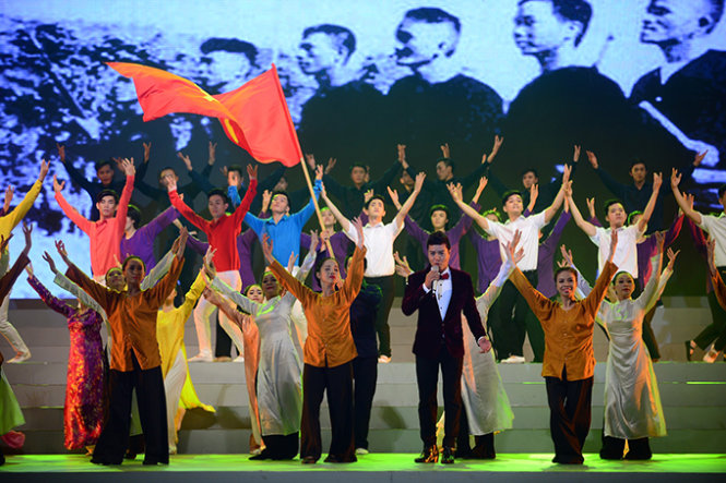 Chương trình văn nghệ hát mừng Đại hội Đảng bộ TP.HCM tối 12-10 - Ảnh: Quang Định