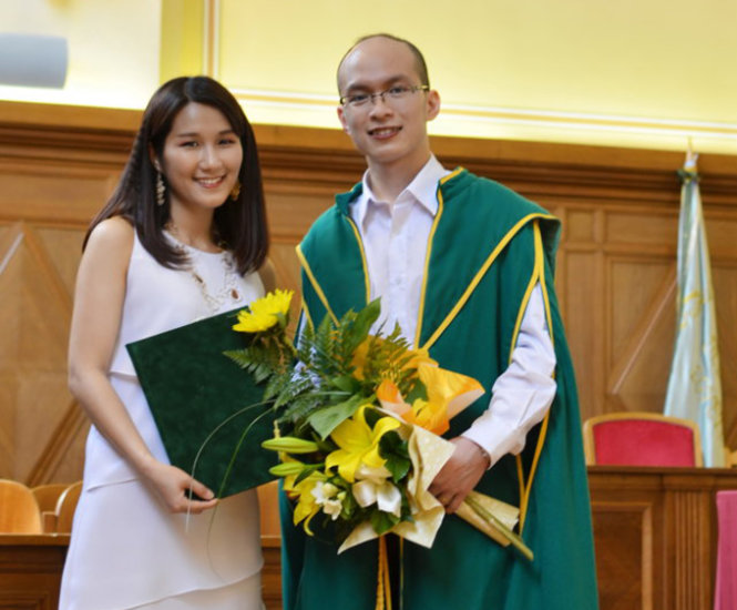 Đoàn Xuân Quang Minh (phải) chụp hình lưu niệm cùng vợ - mối tình 13 năm - trong lễ tốt nghiệp tiến sĩ y khoa tại ĐH Debrecen (Hungary) vào tháng 6-2015 - Ảnh: Do nhân vật cung cấp