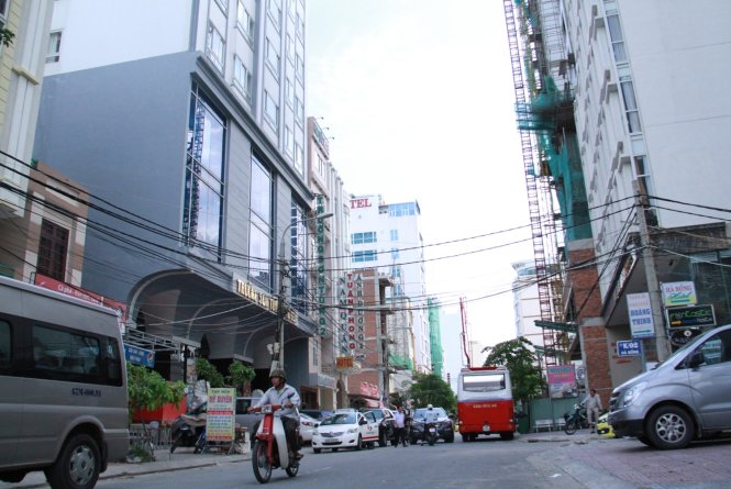 Đường Hà Bổng ken dày khách sạn nhỏ do phát triển quá “nóng”, hạ tầng bị quá tải nghiêm trọng - Ảnh: H.Khá