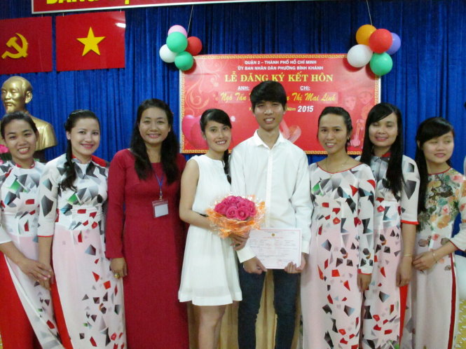 Mọi người chúc mừng đôi bạn Trần Thị Mai Linh - Ngô Tấn Phát tại lễ đăng ký kết hôn do UBND phường Bình Khánh, Q.2, TP.HCM tổ chức - Ảnh: K.Anh