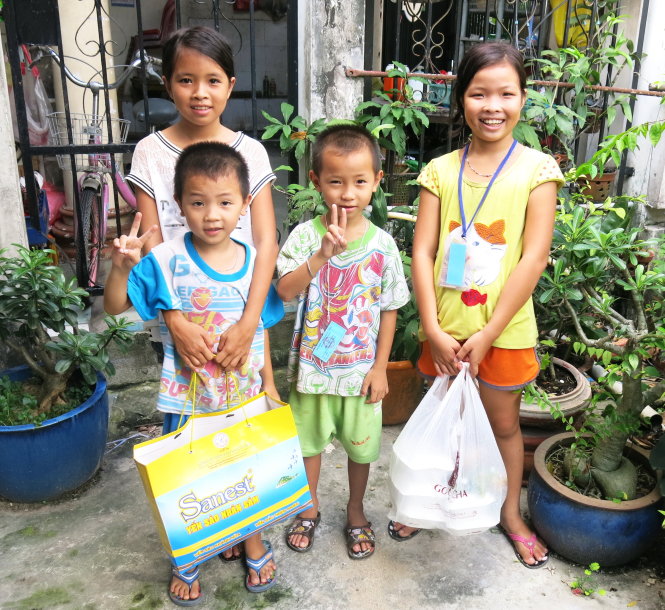 Bốn chị em Thảo, Hiền, Cảnh, Phụng vui mừng khi nhận được phần cơm mang về cho cả nhà - Ảnh: Mai Hương