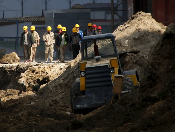 Tại một công trường xây dựng ở Bắc Kinh. Nền kinh tế Trung Quốc bộc lộ nhiều dấu hiệu hụt hơi - Ảnh: Reuters