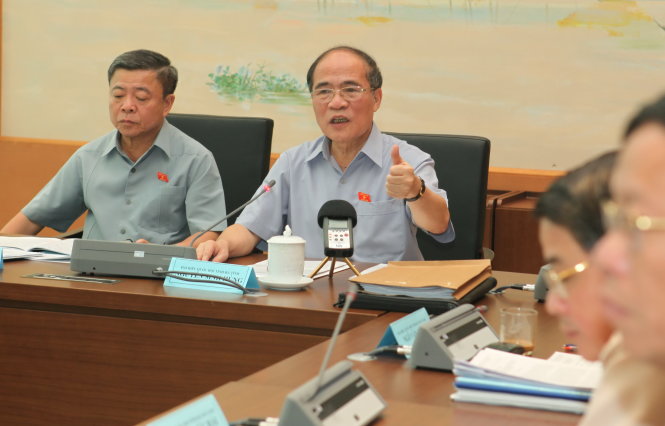 Chủ tịch Quốc hội Nguyễn Sinh Hùng phát biểu tại phiên thảo luận - Ảnh: Lê Kiên