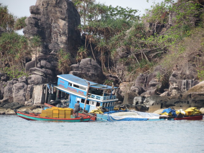 Tàu chở nước đá KG - 94097 mắc cạn tại khu vực nam hòn Dâm 2 (quần đảo An Thới, Phú Quốc, Kiên Giang) - Ảnh: Hải quân Vùng 5