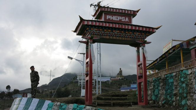 Binh lính Ấn Độ canh gác tại thị trấn Tawang ở bang Arunachal Pradesh - Ảnh: Bloomberg