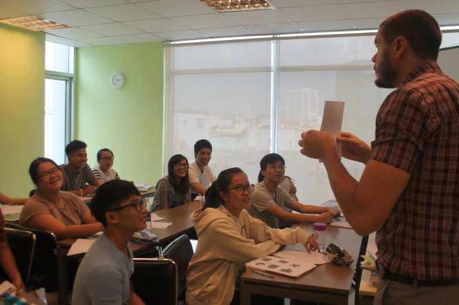Thầy và trò thích thú khi thảo luận nhóm - Ảnh: Khoa Nguyễn