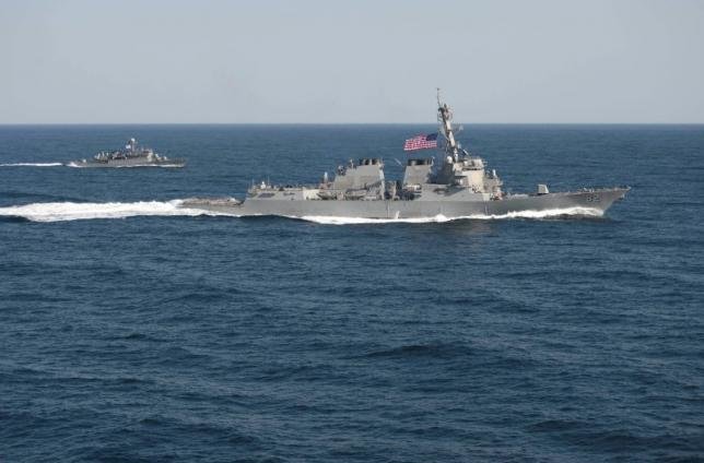 Tàu khu trục tên lửa dẫn đường USS Lassen (phải) của hải quân Mỹ - Ảnh: Reuters