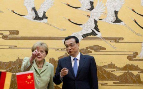 Thủ tướng Đức Angela Merkel (trái) và thủ tướng Trung Quốc Lý Khắc Cường, ảnh chụp năm ngoái - Ảnh: Reuters