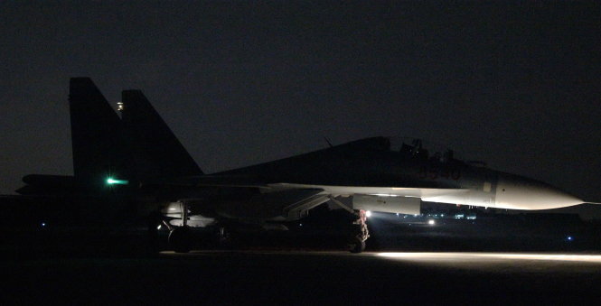 Su-30MK2 đang cơ động trên đường băng chuẩn bị cất cánh trong đêm - Ảnh: My Lăng