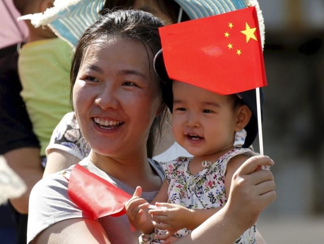 Mỗi cặp vợ chồng ở Trung Quốc từ nay có thể sinh thêm đứa con thứ 2. Ảnh: Reuters