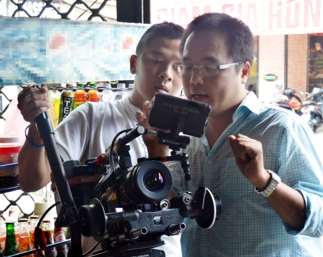 Đạo diễn Phan Đăng Di (phải) trong trường quay phim Cha và con và…    - Ảnh: T.T.D.