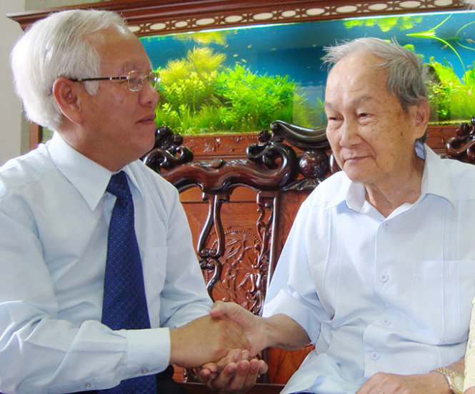 Chủ tịch UBND TP.HCM đến thăm và chúc mừng GS Nguyễn Thiện Thành nhân kỉ niệm Ngày Thầy thuốc VN 27-2 (ảnh chụp ngày 23-2-2011) - Ảnh: L.TH.H