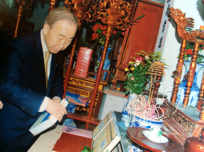 Ông Ban Ki Moon ở nhà thờ dòng họ Phan Huy tại Quốc Oai, Hà Nội - Ảnh: CTV