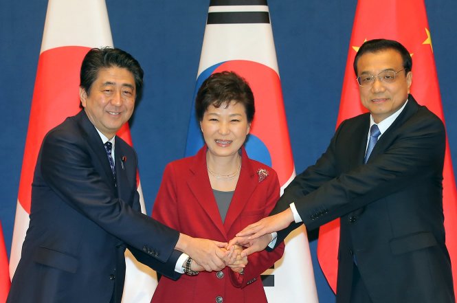 Ba lãnh đạo Nhật - Hàn - Trung tay nắm tay tại hội nghị ba bên ở Seoul ngày 1-11 - Ảnh: Reuters