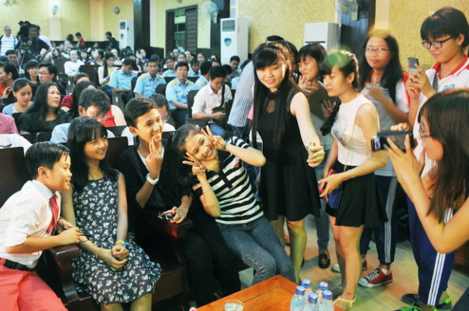 Các fan thay nhau chụp ảnh với các diễn viên nhí trong đêm giao lưu tại Trung tâm văn háo tỉnh - Ảnh: Dương Thanh Xuân
