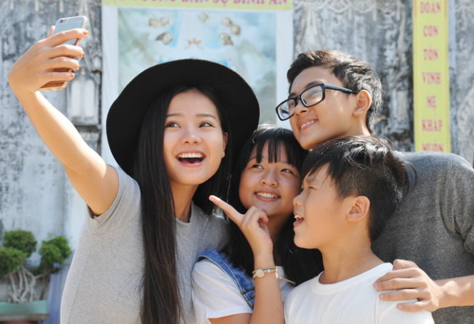 Bốn chị em tự chụp ảnh trước nhà thờ Mằng Lăng- Ảnh: Dương Thanh Xuân