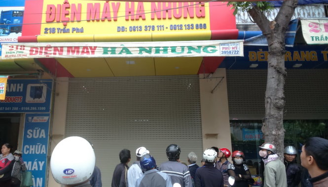 Người dân theo dõi Hiện trường ngôi nhà số 218, đường Trần Phú (TP.Thanh Hóa) – nơi phát hiện 4 người chết đêm 1-11 - Ảnh: Hà Đồng