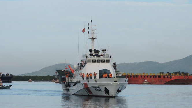 Tàu Cảnh sát biển 2010 đang đưa thi thể anh Tấn vào bờ - Ảnh: Đ.Hà