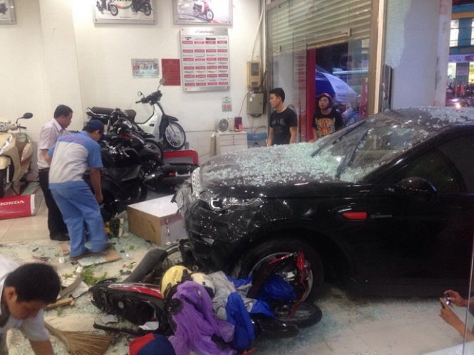 Xe hơi lao thẳng vào cửa hàng xe máy - Ảnh: Ngọc Khải