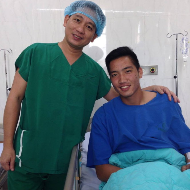 Thủ môn Lê Văn Trường của U-19 Việt Nam khi đang phẫu thuật nội soi khớp vai tại Bệnh viện Sài Gòn Ito. Trường bị chấn thương nặng trong một giải đấu và phải nhập viện điều trị tại Bệnh viện Sài Gòn Ito hồi đầu tháng 9-2015 - Ảnh do BV cung cấp