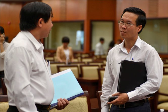 Ông Võ Văn Thưởng (phải), phó bí thư thường trực Thành ủy TP.HCM, trao đổi bên lề hội nghị sáng 5-11 - Ảnh: Duyên Phan