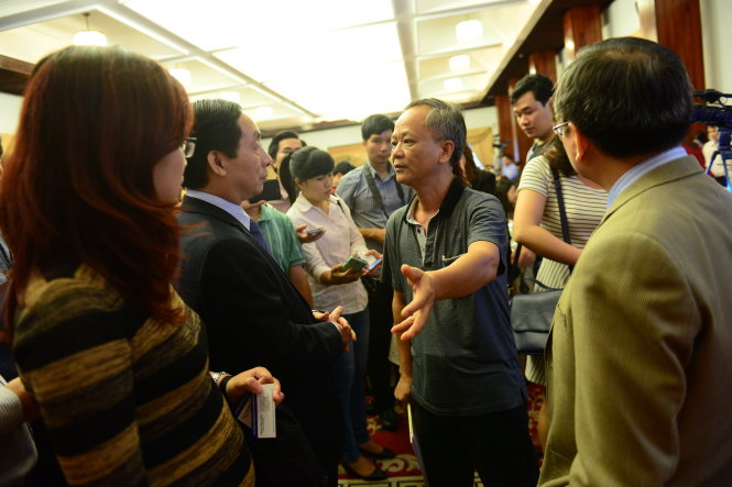 Ông Hoàng Việt Cường (thứ hai từ trái qua), phó tổng cục trưởng Tổng cục Hải quan, trao đổi với các doanh nghiệp tại buổi đối thoại về thủ tục hành chính thuế, hải quan 2015 sáng 5-11 - Ảnh: Quang Định