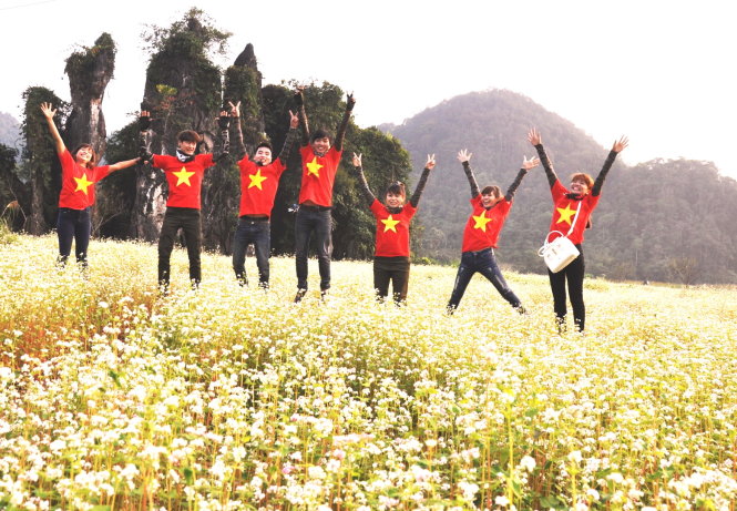 Những bạn trẻ đi phượt bên ruộng hoa tam giác mạch ở Thạch Sơn Thần (xã Quyết Tiến, huyện Quản Bạ) - Ảnh: Ngọc Quang