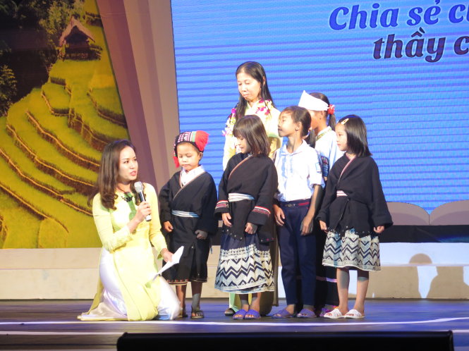 Cuộc gặp gỡ bất ngờ ở Hà Nội của cô Nguyễn Thị Hạ với học sinh trường tiểu học xã Xuân Đài, Tân Sơn, Phú Thọ - Ảnh: QUANG THẾ