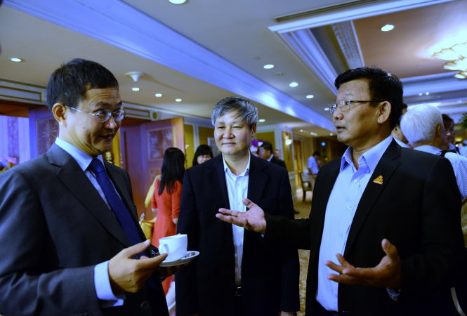 Các đại biểu trao đổi bên lề hội thảo Kinh tế Việt Nam - triển vọng 2016 chiều 11-11 - Ảnh: Thanh Tùng