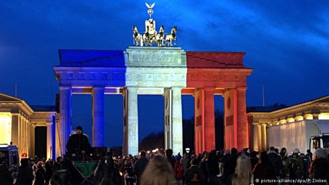 Cổng Brandeburg ở Berlin được chiếu sáng với 3 màu đặc trưng trên lá cờ nước Pháp - Ảnh: Deutsche Welle