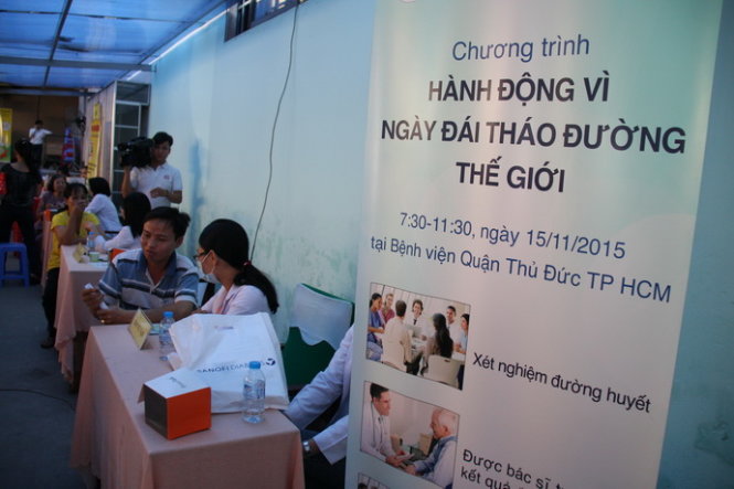 Người dân được tư vấn về bệnh đái tháo đường - Ảnh: Hữu Khoa