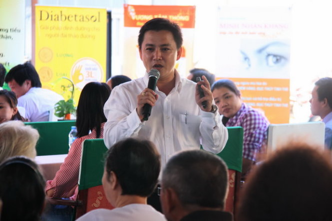 Bác sĩ bệnh viện Thủ Đức trình bày về bệnh đái tháo đường cho người dân - Ảnh: Hữu Khoa