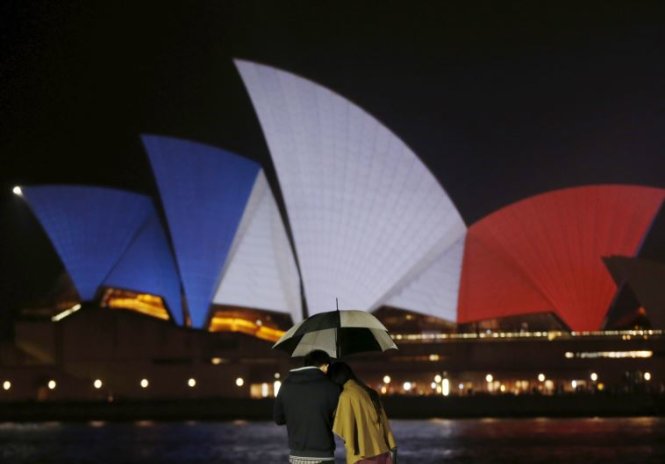 Rạp hát Opera của Sydney, biểu tượng nước Úc cũng được trang trí nổi vật với 3 màu đỏ, trắng, xanh - Ảnh: Reuters