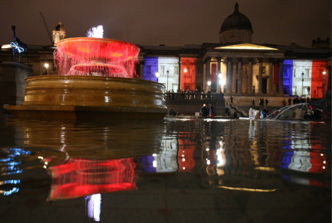 Thư viện Quốc gia Luân Đôn và đài phun nước tại quảng trường Trafalgar, Anh - Ảnh: AFP