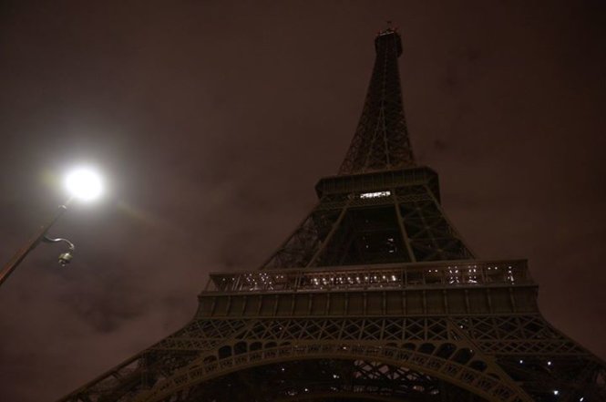 Toà tháp Effel, biểu tượng hoa lệ của thủ đô Paris được tắt hết đèn sau vụ khủng bố - Ảnh: AFP