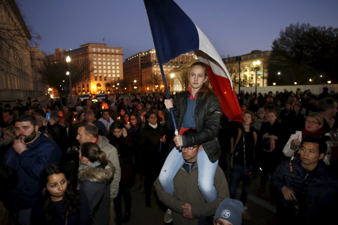 Gần như cả thế giới chia sẻ nỗi đau với các nạn nhân ở Paris. Trong ảnh: cuộc tuần hành trước Nhà Trắng ở Mỹ tối 14-11 - Ảnh: Reuters