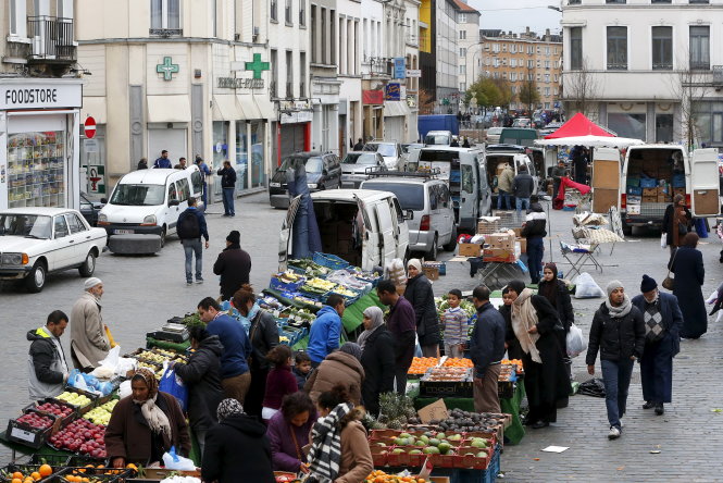 Người dân mua bán sáng 15-11 ở khu chợ thuộc quận Molenbeek, nơi cảnh sát đã bắt giữ những nghi can khủng bố tại Paris - Ảnh: Reuters