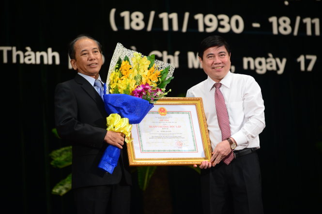 Ông Nguyễn Thành Phong (phải) - phó bí thư Thành ủy TP.HCM - trao tặng Huân chương Độc lập hạng ba cho ông Dương Quan Hà tại lễ kỷ niệm 85 năm Ngày truyền thống MTTQ VN sáng 17-11 - Ảnh: Quang Định