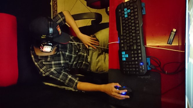 Một game thủ ngủ ngục trong khi tay vẫn không rời chuột máy tính - Ảnh: Thuận Thắng