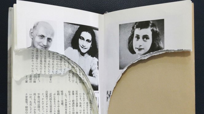 Bản dịch sang tiếng Nhật (đã bị rách) của cuốn Nhật ký Anne Frank - Ảnh: Reuters