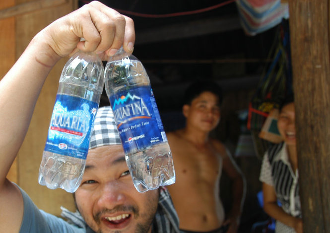 Một trong những hình thức gian lận đối với hàng đóng gói sẵn là nhái nhãn hiệu những sản phẩm nổi tiếng. Trong ảnh: một chai nước tinh khiết (trái) có bao bì và mẫu chai khá giống với một thương hiệu nổi tiếng - Ảnh: T.T.D.