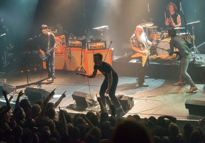 Eagles of Death Metal trình diễn trên sân khấu - Ảnh: Getty Images